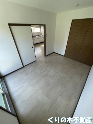 【寝室】 | 丸木ハイツ | 広くて明るい寝室