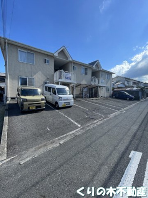 【駐車場】 | 丸木ハイツ | 駐車場に車を止められます