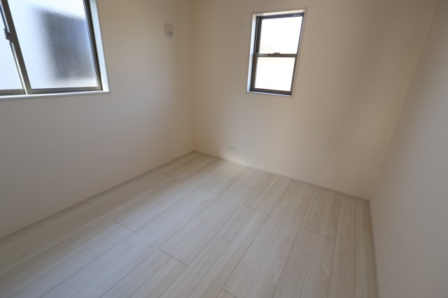 《仲介手数料無料》岩槻区大字平林寺589新築一戸建てリーブルガーデンの洋室