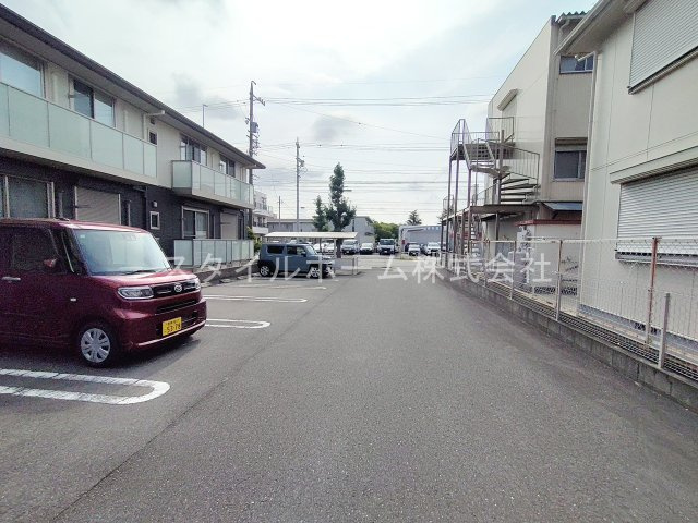 プレミアス向山の駐車場