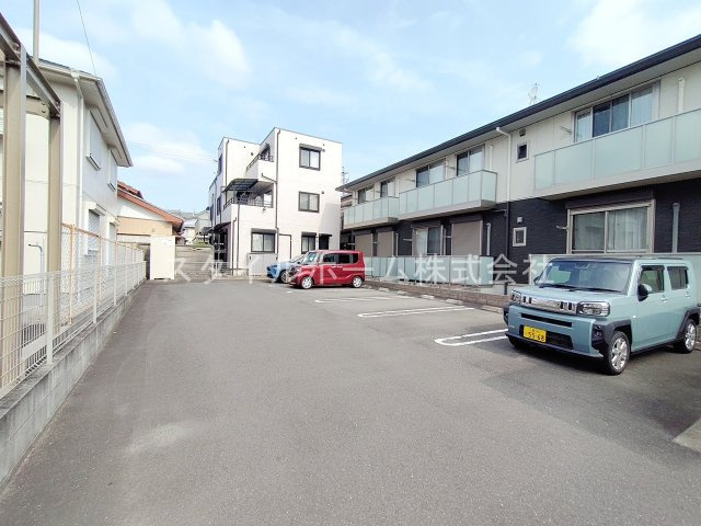 プレミアス向山の駐車場