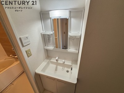 棚が多くて使いやすい洗面台です☆