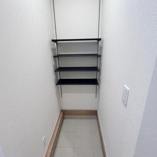 宇都宮市花房３丁目　1号棟の収納|玄関には棚付きの土間収納があるので、ベビーカーやゴルフバックなども収納出来ます♪