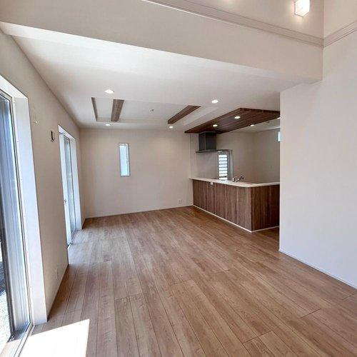 宇都宮市花房３丁目　1号棟の居間・リビング|広々LDKは18帖あり、リビングにたくさんの光が差し込みます♪