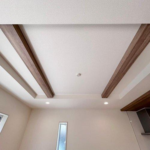 宇都宮市花房３丁目　1号棟の居間・リビング|LDKは折上天井で素敵な雰囲気♪