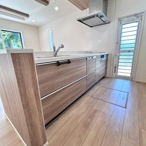 宇都宮市花房３丁目　1号棟のキッチン|床下収納・勝手口もあるから便利！