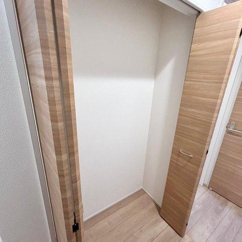 宇都宮市花房３丁目　1号棟の収納|1F廊下にも収納があるので大変便利です♪