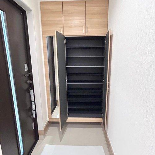 宇都宮市花房３丁目　1号棟の収納|靴がたくさん収納できるシューズクローゼットは、鏡付きで便利！