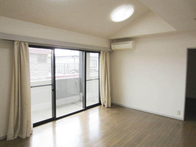 弦巻邸の居間・リビング