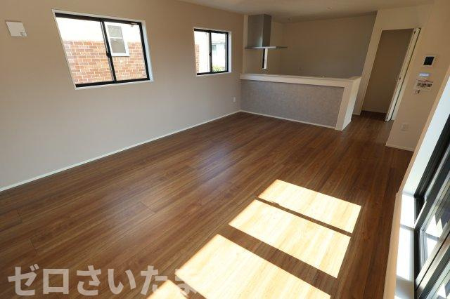 《仲介手数料無料》浦和区駒場１丁目26-12新築一戸建てケイアイスタイルの居間・リビング|撮影日 2025年9月26日 13:30 晴れ