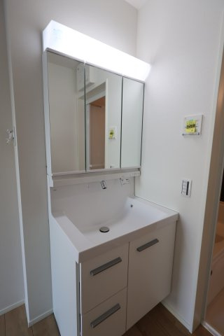 《仲介手数料無料》浦和区駒場１丁目26-12(3号棟)新築一戸建てケイアイスタイルの独立洗面台|撮影日 2025年9月26日 13:30 晴れ