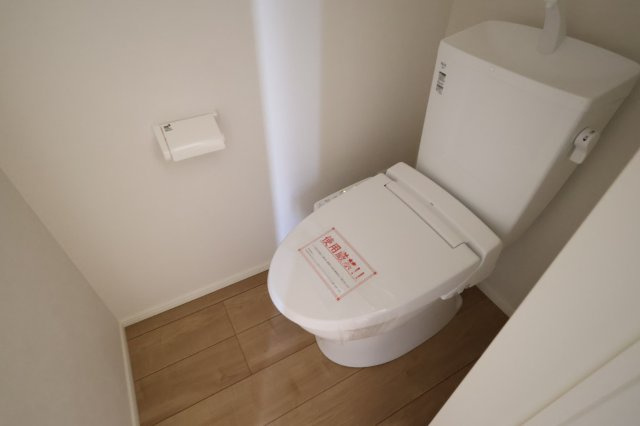 《仲介手数料無料》浦和区駒場１丁目26-12(3号棟)新築一戸建てケイアイスタイルのトイレ|撮影日 2025年9月26日 13:30 晴れ