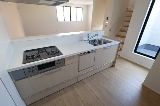 《仲介手数料無料》浦和区駒場１丁目26-12(3号棟)新築一戸建てケイアイスタイルのキッチン|撮影日 2025年9月26日 13:30 晴れ