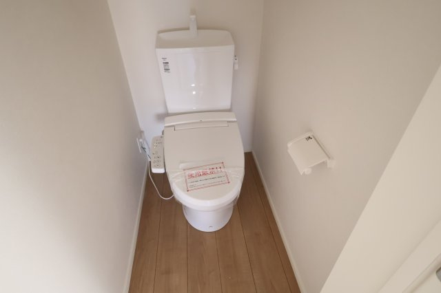 《仲介手数料無料》浦和区駒場１丁目26-12(3号棟)新築一戸建てケイアイスタイルのトイレ|撮影日 2025年9月26日 13:30 晴れ