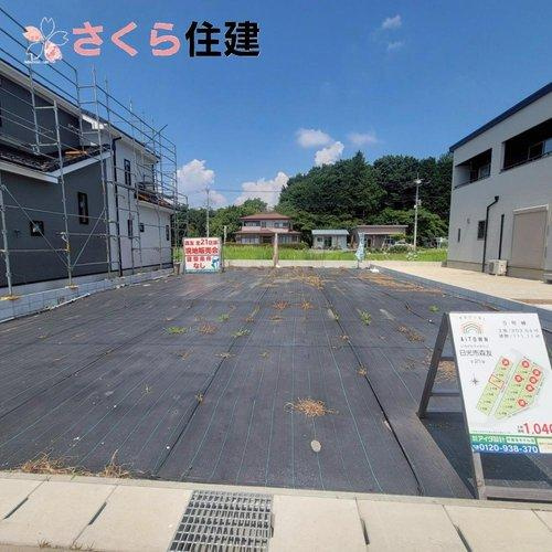 いろどりアイタウン日光市森友23-P1　5号棟の前面道路含む現地写真|前面道路は6ｍあり駐車の際も安心です♪