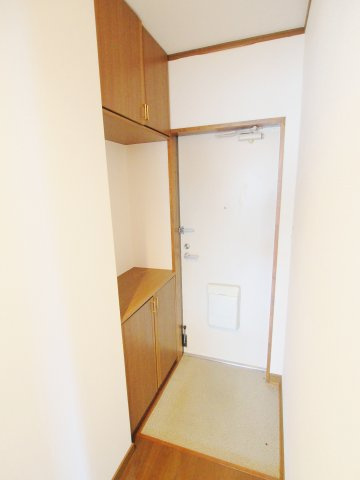 ヴィラージュ西本の玄関