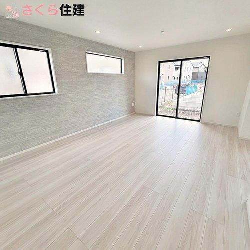 宇都宮市西原町2期　2号棟の居間・リビング|日当たり良好のリビングは、17.3帖＋4.6帖あります♪アクセントカラーを採用した壁紙がお洒落です♪