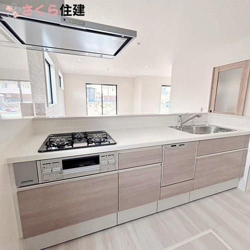 宇都宮市西原町2期　2号棟のキッチン|木目調の素敵なシステムキッチン・食洗器付きで家事が楽々♪