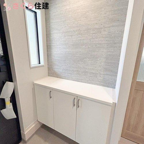 宇都宮市西原町2期　2号棟の玄関|お写真や小物が置けるタイプのシューズクローゼットです♪