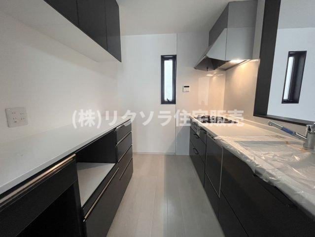 境橋町　中古一戸建てのキッチン|背面カップボード付き
■物件内覧・資金計画相談・住宅ローン相談、リフォーム相談、お問合せ受付中■
※当日・翌日のご内覧、ご相談はお電話でのお問合せがスムーズです！