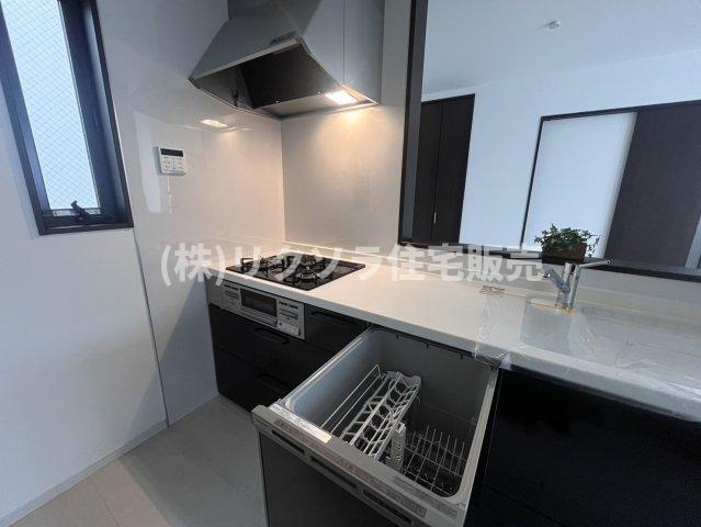 境橋町　中古一戸建てのキッチン|ビルトイン三口コンロ・食器洗い乾燥機付き
■物件内覧・資金計画相談・住宅ローン相談、リフォーム相談、お問合せ受付中■
※当日・翌日のご内覧、ご相談はお電話でのお問合せがスムーズです！