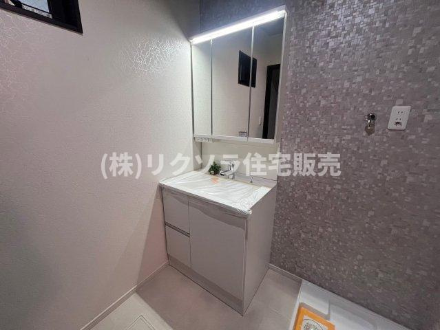 境橋町　中古一戸建ての独立洗面台|三面鏡付き独立洗面台
■物件内覧・資金計画相談・住宅ローン相談、リフォーム相談、お問合せ受付中■
※当日・翌日のご内覧、ご相談はお電話でのお問合せがスムーズです！