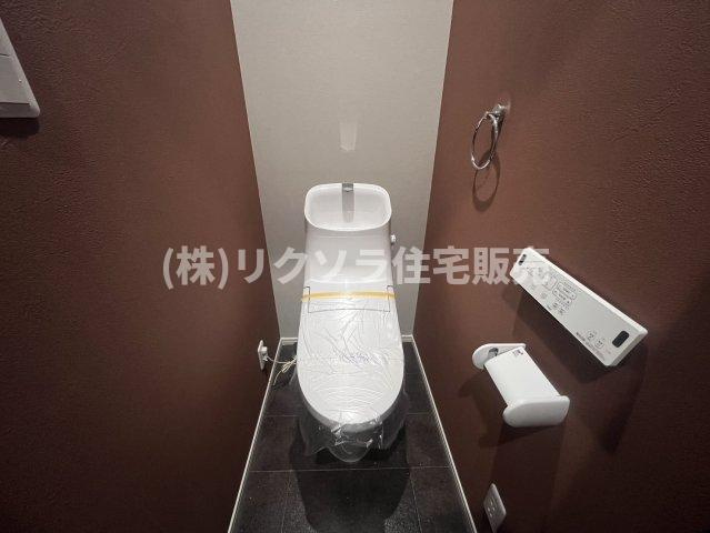 境橋町　中古一戸建てのトイレ|温水洗浄便座付き
■物件内覧・資金計画相談・住宅ローン相談、リフォーム相談、お問合せ受付中■
※当日・翌日のご内覧、ご相談はお電話でのお問合せがスムーズです！