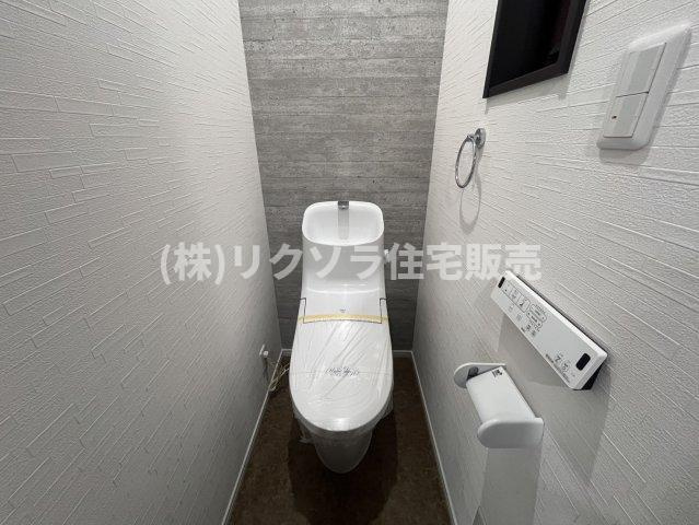 境橋町　中古一戸建ての設備|2階トイレ　温水洗浄便座付き
■物件内覧・資金計画相談・住宅ローン相談、リフォーム相談、お問合せ受付中■
※当日・翌日のご内覧、ご相談はお電話でのお問合せがスムーズです！