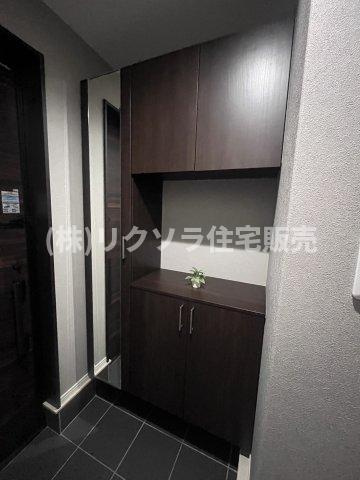 境橋町　中古一戸建ての収納|玄関収納　姿見付き
■物件内覧・資金計画相談・住宅ローン相談、リフォーム相談、お問合せ受付中■
※当日・翌日のご内覧、ご相談はお電話でのお問合せがスムーズです！