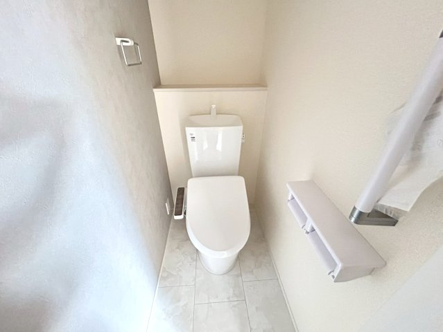 リーブルガーデン　一宮市北方町中島　全3区画分譲の独立洗面台|洗面化粧台 幅 750mm、軽く割れにくい洗面ボールと場所をとらないコンパクト設計の本体キャビネットです。
ミラー扉の内側は全て収納スペースです。リフトアップシャワーを採用し両手が自由に使えます