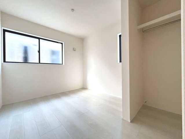 リーブルガーデン　一宮市北方町中島　全3区画分譲の寝室|すべての居室にはたっぷり収納できる大型のクローゼット、各室に２４時間換気システムを設置しています。
排気ファンから低風量で24時間強制排気し、家の中の空気をいつも新鮮に保ちます。
