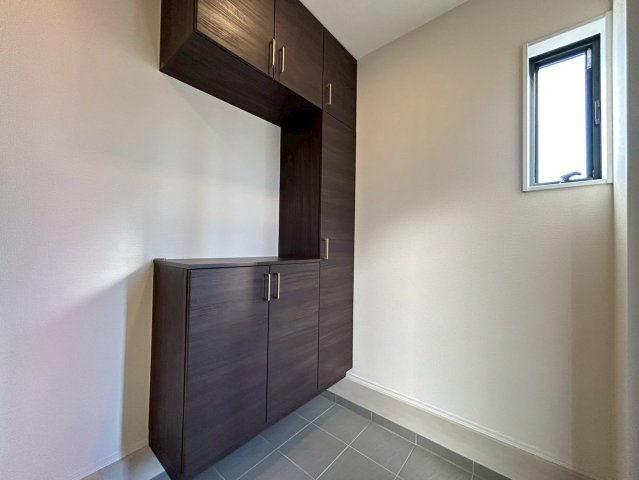 リーブルガーデン　一宮市北方町中島　全3区画分譲の玄関|【ピッキング防止機能付き玄関ドア錠】玄関ドアの鍵は上下に２つあり、内側の下段は脱着サムターンキー。
鍵を不正に開錠されても、もう１つの鍵でピッキングを防ぎます。防犯性の高い仕様になっています。