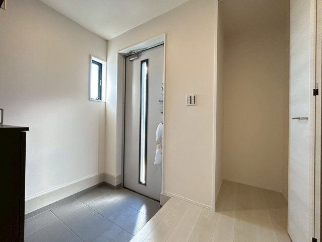 リーブルガーデン　一宮市北方町中島　全3区画分譲の玄関|大容量のシューズ収納付きで玄関周りもすっきり！玄関ドアからの光が玄関ホールを明るくしてくれます。