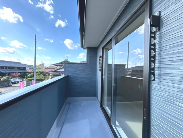 リーブルガーデン　一宮市北方町中島　全3区画分譲のバルコニー|バルコニーは南向きで洗濯物もよく乾きます！強度と表面積硬度を持つFPRで防水しています。