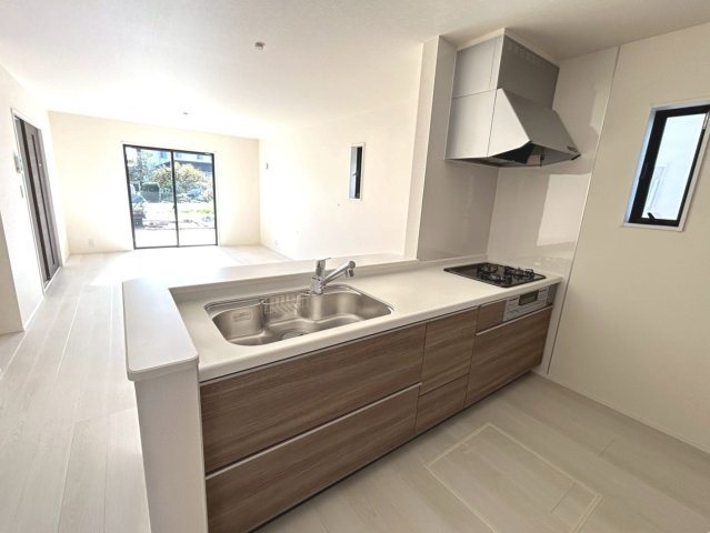 リーブルガーデン　一宮市北方町中島　全3区画分譲の居間・リビング|明るい日差しをふんだんに取り込んだリビングダイニングは家族の笑顔につつまれた素敵な空間になります。
一建設の家は精度が高く丈夫な工法を採用し、「住宅トップランナー基準」に対応しています。