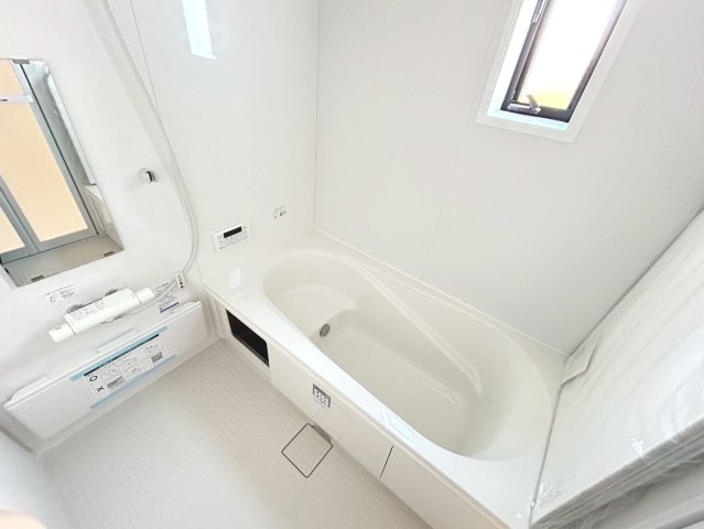 リーブルガーデン　一宮市北方町中島　全3区画分譲のキッチン|機能的で手入れがしやすいシステムキッチンでお掃除も楽々。蛇口は浄水器内蔵型で節湯CI対応水栓です。　
人造大理石カウンターやキッチンパネルなど明るくきれいにお使いいただけます。