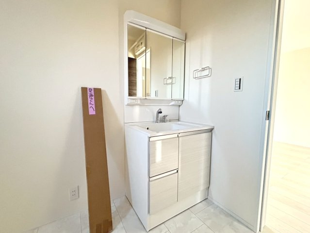 リーブルガーデン　一宮市北方町中島　全3区画分譲の浴室|明るく清潔感がある浴室。浴槽は環境にやさしい節水タイプ。浴槽内ステップで半身浴、親子入浴も安心です。
洗い場の床は乾きやすく滑りにくい快適仕様、水はけが良くカビの発生を軽減できます。
