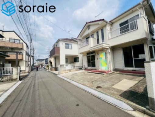 川越市中台南　中古戸建ての前面道路含む現地写真