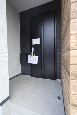 《仲介手数料無料》浦和区大原２丁目14-2(全1戸)新築一戸建てKEIAI GRACEの玄関|撮影日 2025年10月6日 15:50 晴れ