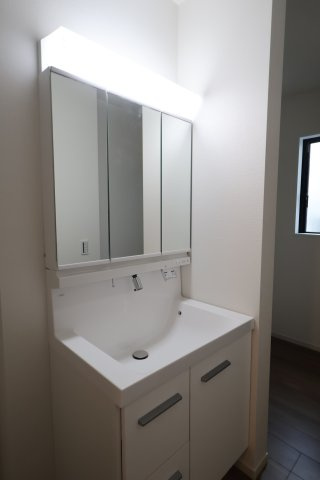 《仲介手数料無料》浦和区大原２丁目14-2(全1戸)新築一戸建てKEIAI GRACEの独立洗面台|撮影日 2025年10月6日 15:50 晴れ