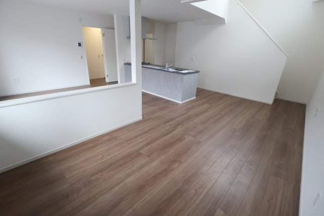 《仲介手数料無料》浦和区大原２丁目14-2(全1戸)新築一戸建てKEIAI GRACEの居間・リビング|撮影日 2025年10月6日 15:50 晴れ