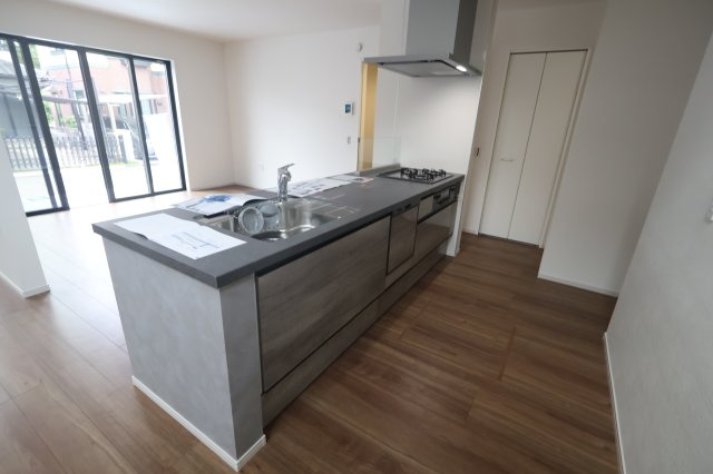 《仲介手数料無料》浦和区大原２丁目14-2(全1戸)新築一戸建てKEIAI GRACEのキッチン|撮影日 2025年10月6日 15:50 晴れ