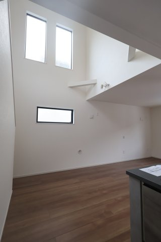 《仲介手数料無料》浦和区大原２丁目14-2(全1戸)新築一戸建てKEIAI GRACEの居間・リビング|撮影日 2025年10月6日 15:50 晴れ