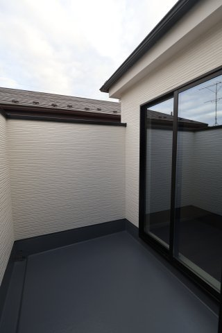 《仲介手数料無料》浦和区大原２丁目14-2(全1戸)新築一戸建てKEIAI GRACEのバルコニー|撮影日 2025年10月6日 15:50 晴れ