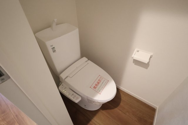 《仲介手数料無料》浦和区大原２丁目14-2(全1戸)新築一戸建てKEIAI GRACEのトイレ|撮影日 2025年10月6日 15:50 晴れ