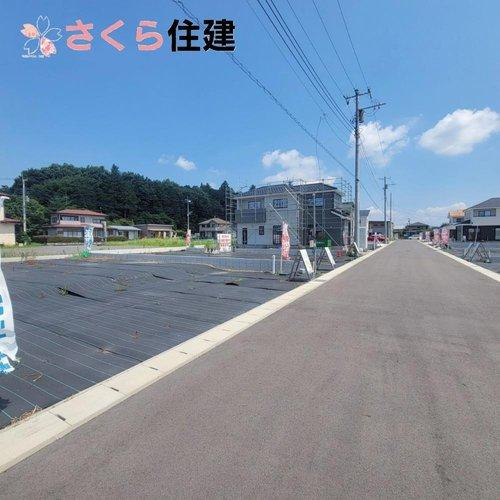 いろどりアイタウン日光市森友23-P1　2号棟の前面道路含む現地写真|前面道路は6ｍあり駐車の際も安心です♪