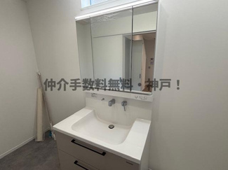 【独立洗面台】 | 神戸市西区学園東町7丁目　新築戸建2号地　仲介手数料無料！ | 独立洗面台、小物を置くことができて便利です