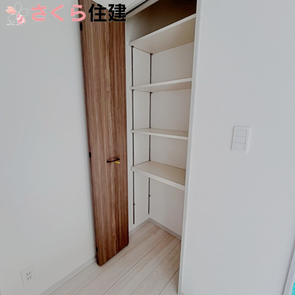 宇都宮市岩曽24-P1　2号棟の収納|玄関横にも収納があり、便利です。