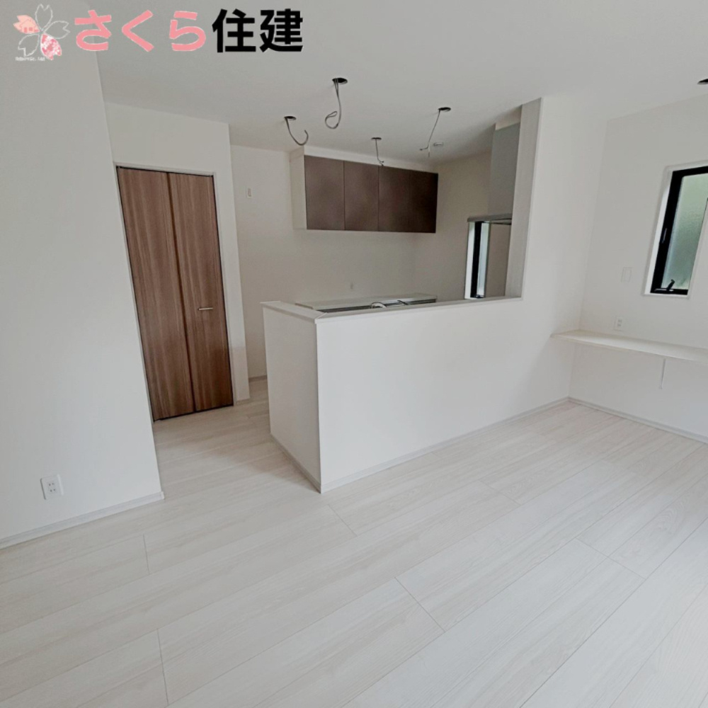 宇都宮市岩曽24-P1　2号棟の居間・リビング|対面キッチンで家族の様子を見ながらお料理出来ます。