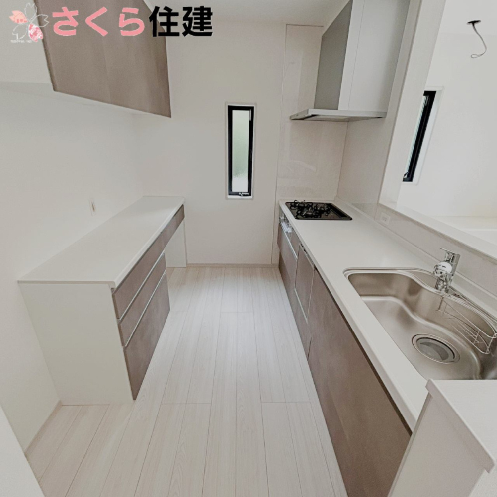 宇都宮市岩曽24-P1　2号棟のキッチン|キッチンにはカップボード完備で調理器具や食器をたくさん仕舞えます。